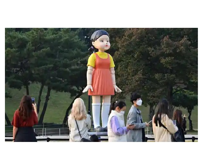 'Red light, green light' Giant Squid Game doll in Seoul park draws